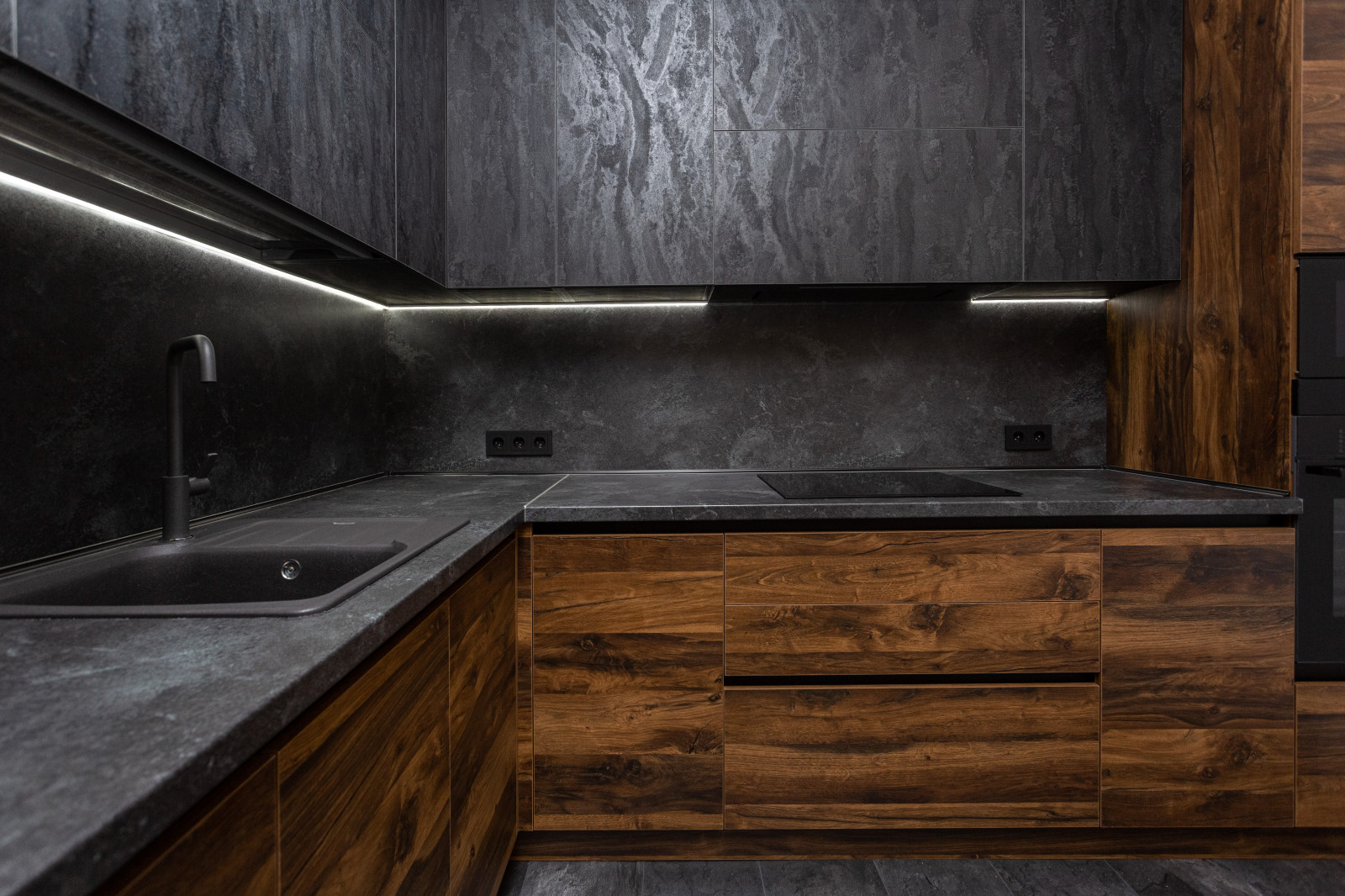 Кухня с темными фасадами в современном стиле