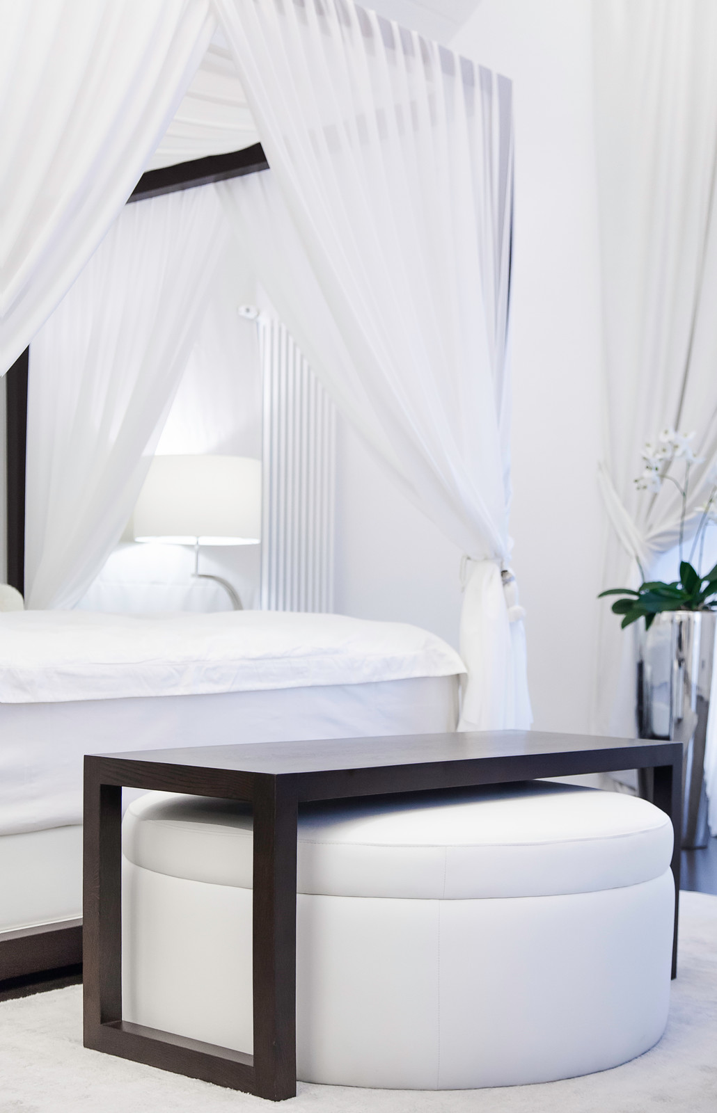 Интерьер дома в черно-белых оттенках