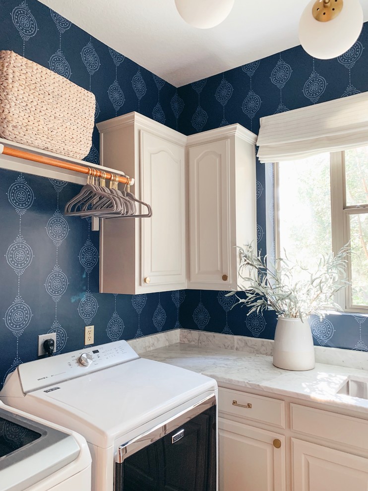 Example of a transitional home design design in Austin