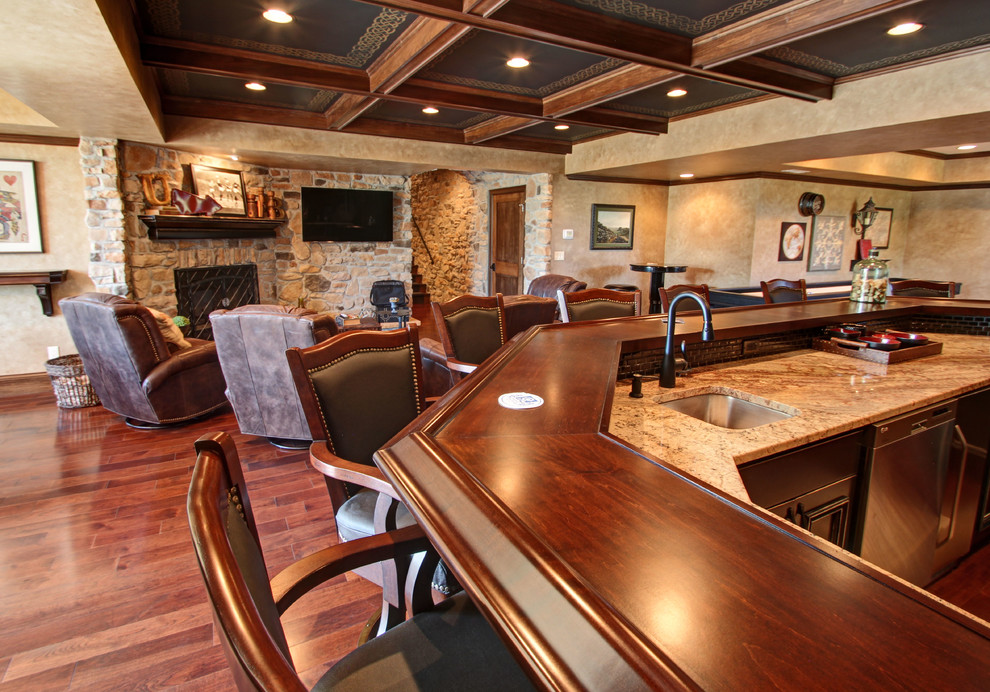 Example of a classic home bar design in Columbus