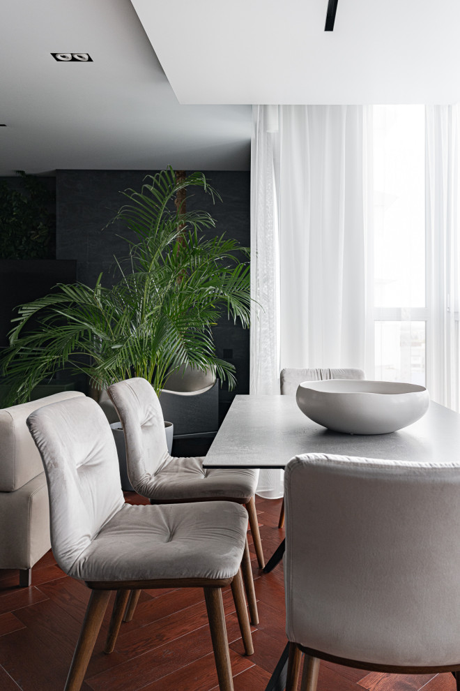 Свежая идея для дизайна: гостиная-столовая с серыми стенами и красным полом - отличное фото интерьера