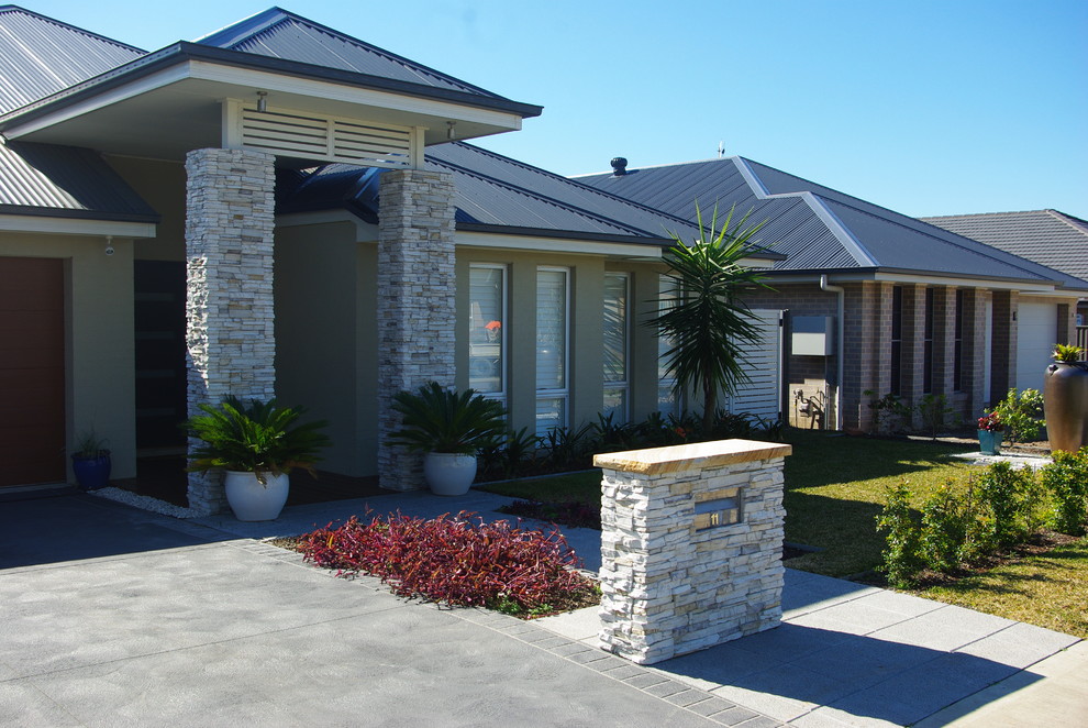 Inspiration for a mid-sized contemporary home design in Central Coast.