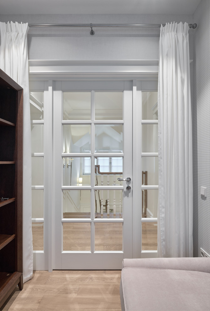 Белый Леон в светлом интерьере