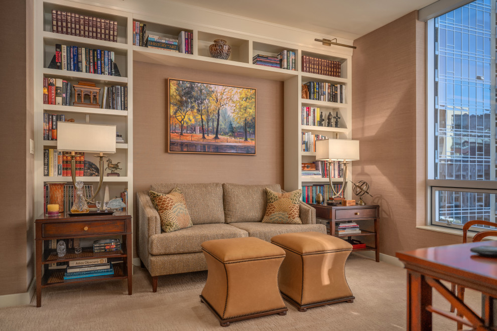 Idées déco pour une petite salle de séjour contemporaine fermée avec une bibliothèque ou un coin lecture, un mur beige, moquette, un téléviseur indépendant, un sol beige et du papier peint.