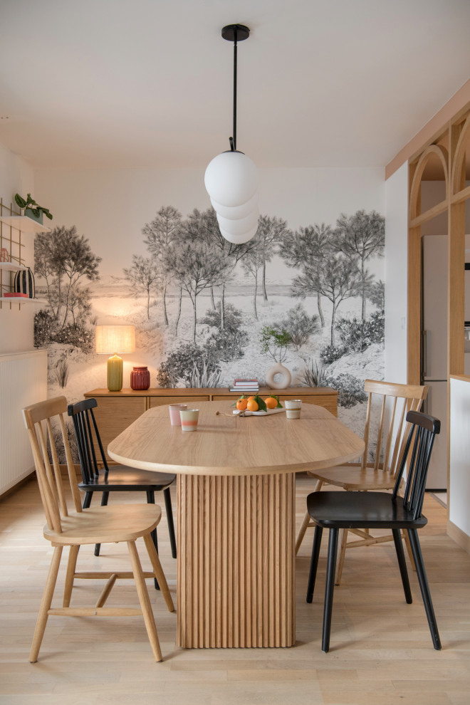 Diseño de comedor escandinavo de tamaño medio con papel pintado, paredes multicolor, suelo de madera clara y suelo beige
