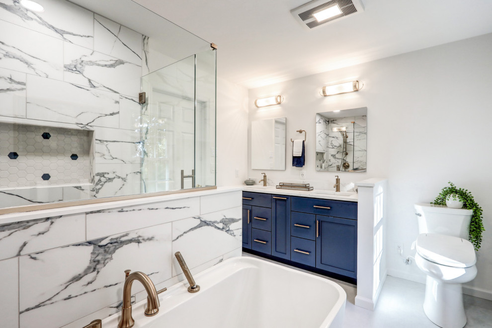 Exempel på ett stort modernt vit vitt en-suite badrum, med luckor med infälld panel, blå skåp, ett fristående badkar, en öppen dusch, en bidé, vita väggar, vinylgolv, ett undermonterad handfat, bänkskiva i kvarts, grått golv och dusch med gångjärnsdörr