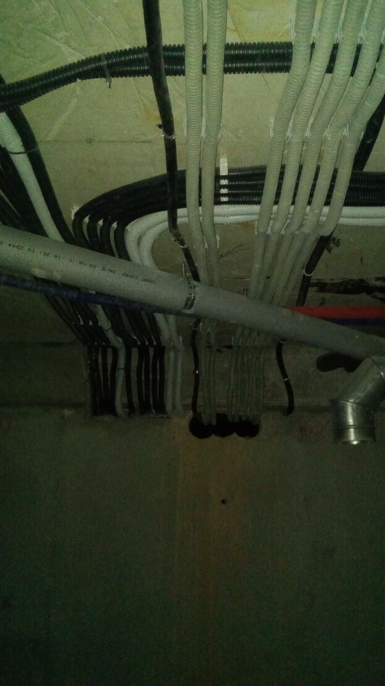 Кабельные трассы на цокольном этаже