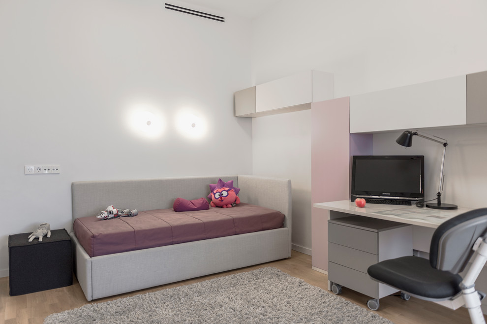 Photo of a mid-sized contemporary kids' bedroom for kids 4-10 years old and boys in Moscow with grey walls, light hardwood floors and beige floor.