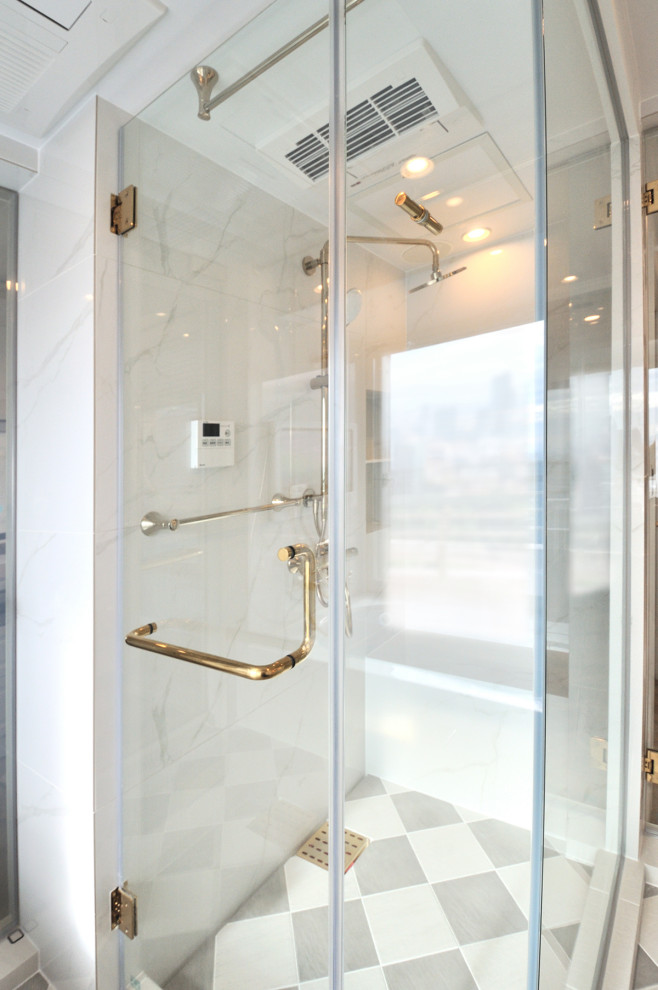 Пример оригинального дизайна: главная ванная комната среднего размера в классическом стиле с полновстраиваемой ванной, угловым душем, белыми стенами, серым полом, сиденьем для душа и встроенной тумбой