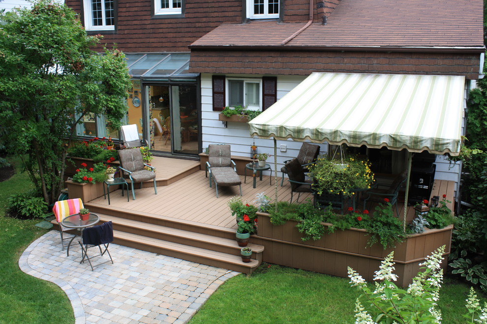 Design ideas for a traditional deck in Montreal.