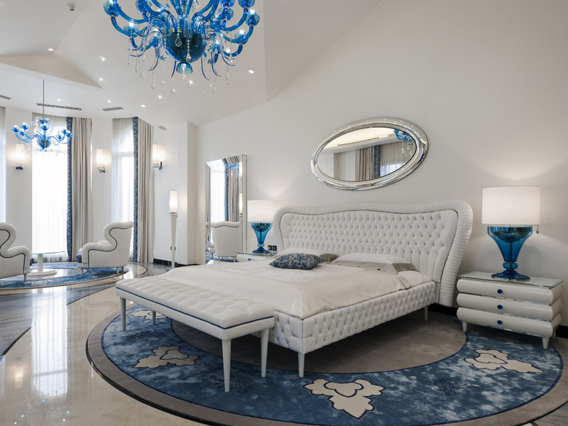 Идея дизайна: огромная хозяйская спальня в классическом стиле с белыми стенами, мраморным полом и бирюзовым полом