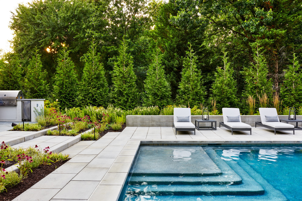 Großer Pool hinter dem Haus in rechteckiger Form mit Pool-Gartenbau und Betonboden in Washington, D.C.
