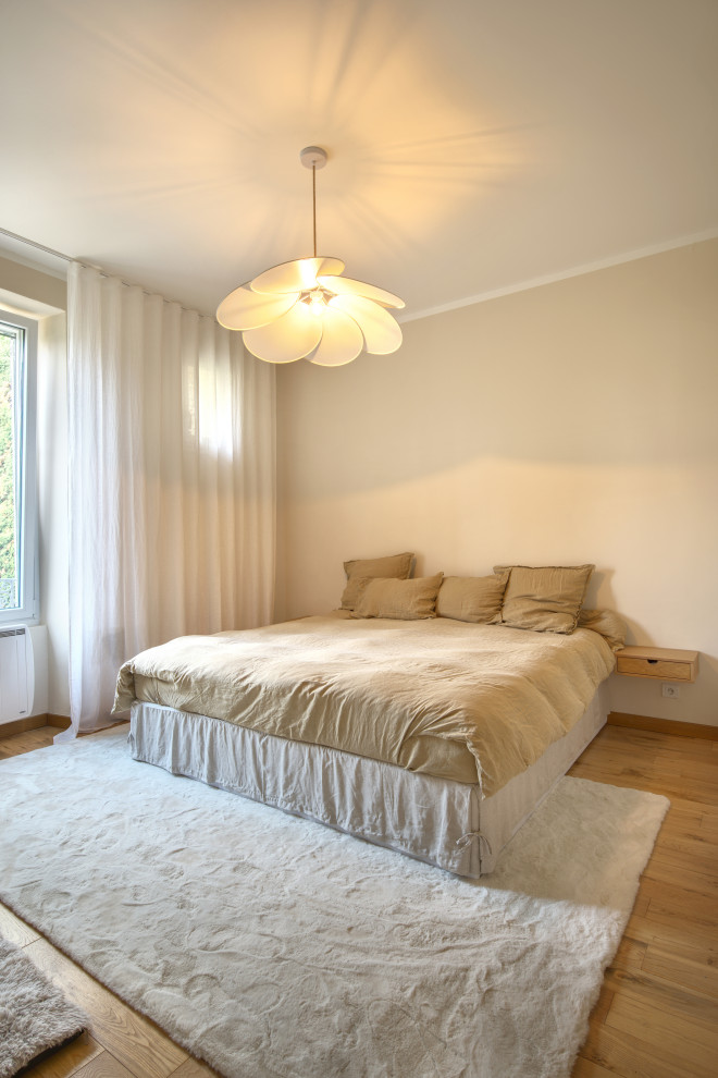 Пример оригинального дизайна: большая хозяйская спальня в стиле модернизм с бежевыми стенами