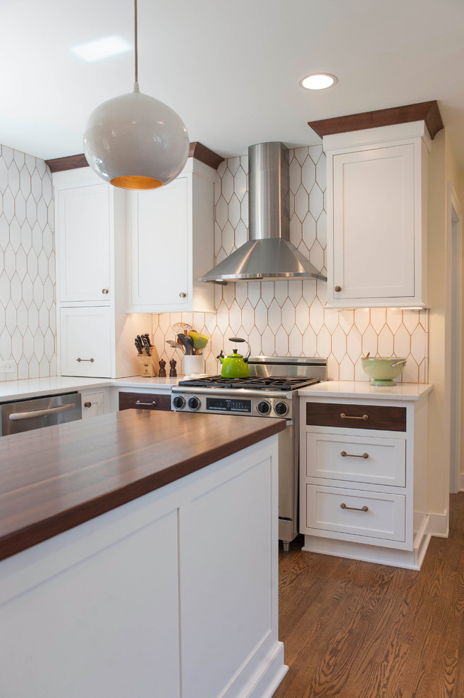 Contemporary l-shaped eat-in kitchen in Wilmington with wood benchtops, white splashback and with island.