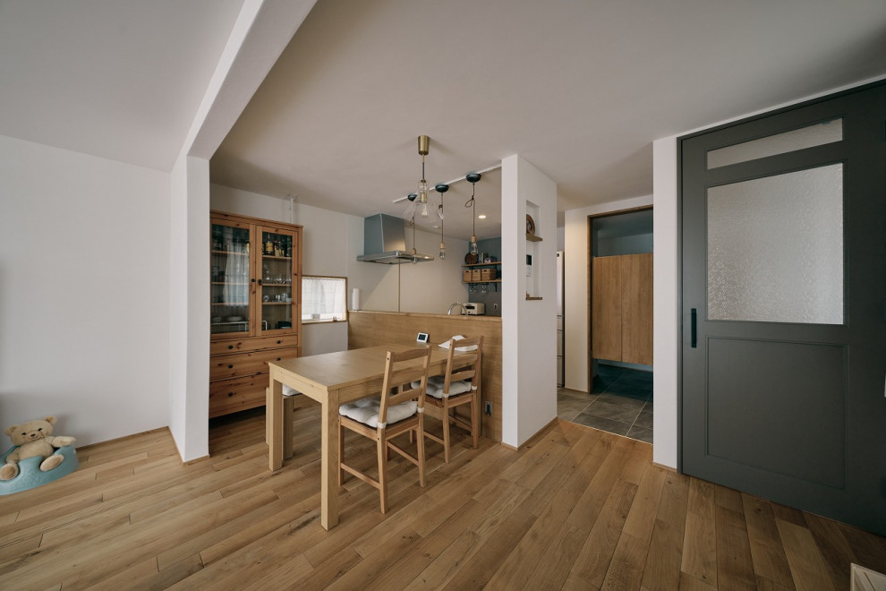 Exemple d'une salle à manger scandinave avec parquet clair et un sol beige.