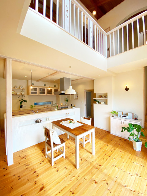 ピュアアニバーサリー展示場 landhausstil-wohnbereich