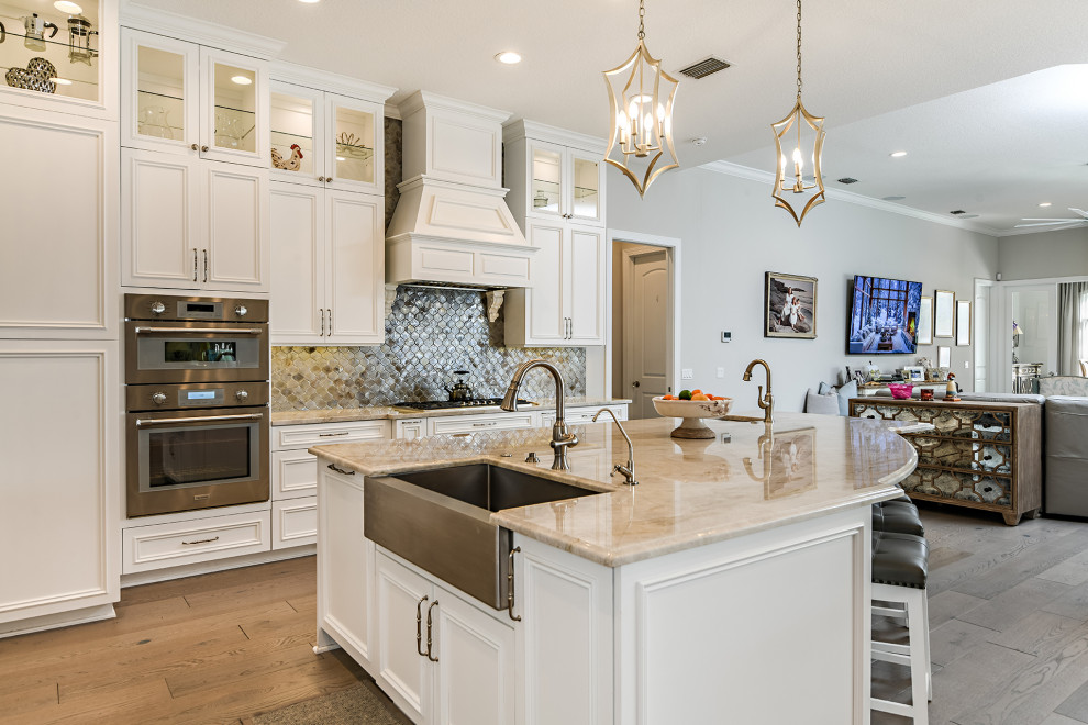 Transitional kitchen photo in Tampa