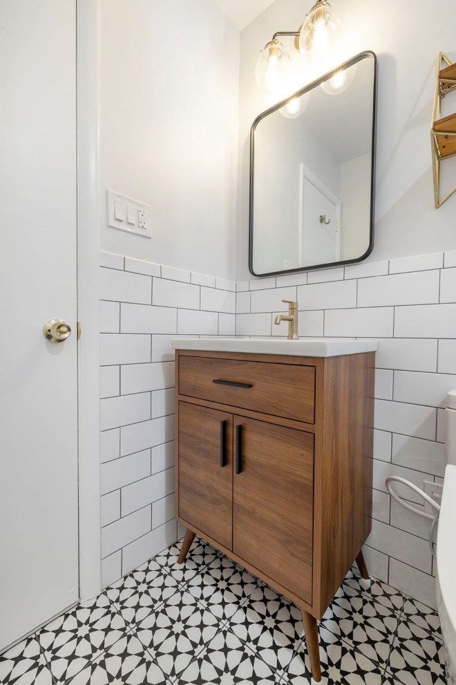 На фото: маленькая главная ванная комната в стиле ретро с плоскими фасадами, душем над ванной, унитазом-моноблоком, белой плиткой, керамической плиткой, серыми стенами, столешницей из искусственного камня, разноцветным полом, шторкой для ванной, белой столешницей, нишей, тумбой под одну раковину, напольной тумбой, фасадами цвета дерева среднего тона, ванной в нише, полом из керамогранита и накладной раковиной для на участке и в саду