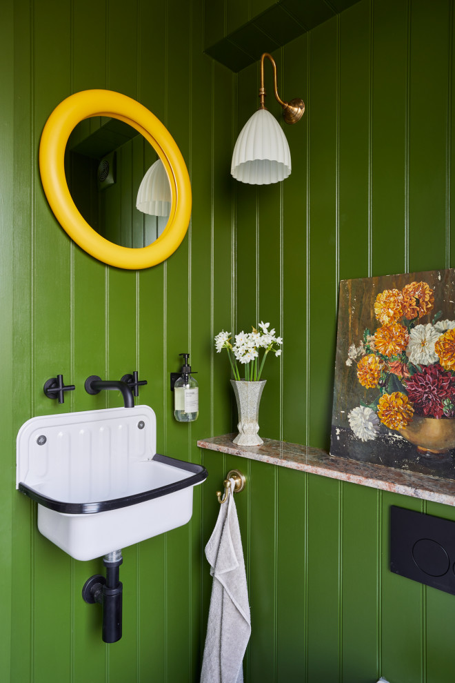 Стильный дизайн: туалет в стиле неоклассика (современная классика) с белыми фасадами, зелеными стенами, раковиной с несколькими смесителями и панелями на части стены - последний тренд