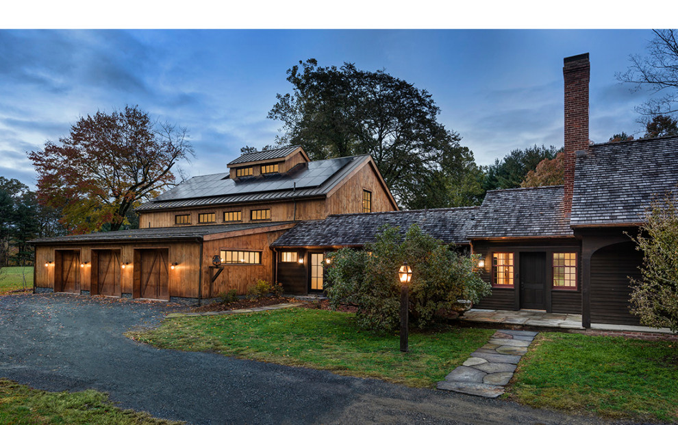 Cette photo montre une très grande façade de maison nature en bois et planches et couvre-joints à un étage.
