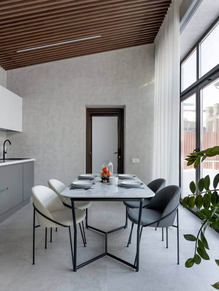 Матовая штукатурка в светлом оттенке в интерьере в частном доме