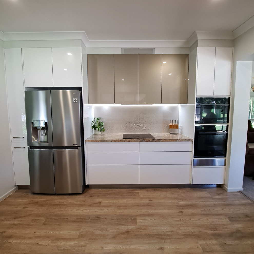 This is an example of a contemporary kitchen in Gold Coast - Tweed.