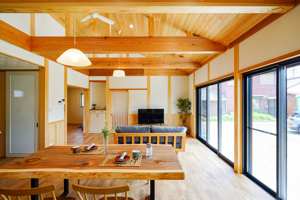 Idées déco pour un salon moderne en bois avec un mur blanc, un sol en bois brun et un plafond en bois.