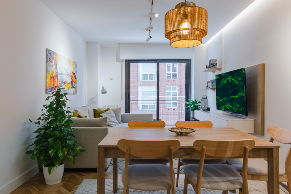 Foto de comedor actual pequeño abierto con paredes blancas y suelo de madera en tonos medios