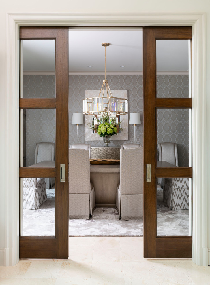 Ispirazione per una sala da pranzo aperta verso la cucina classica di medie dimensioni con pareti con effetto metallico, pavimento in marmo, pavimento beige e carta da parati