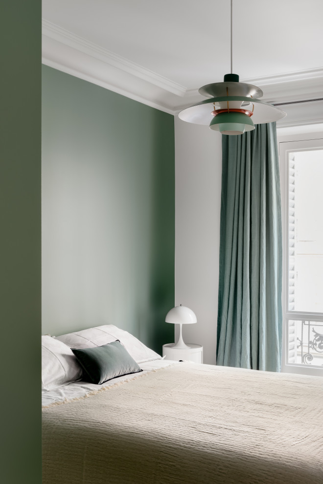 Modernes Gästezimmer mit grüner Wandfarbe, hellem Holzboden und beigem Boden in Paris
