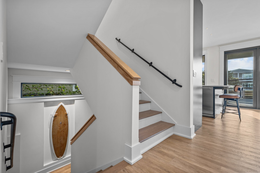 Источник вдохновения для домашнего уюта: большая деревянная лестница в морском стиле с перилами из смешанных материалов