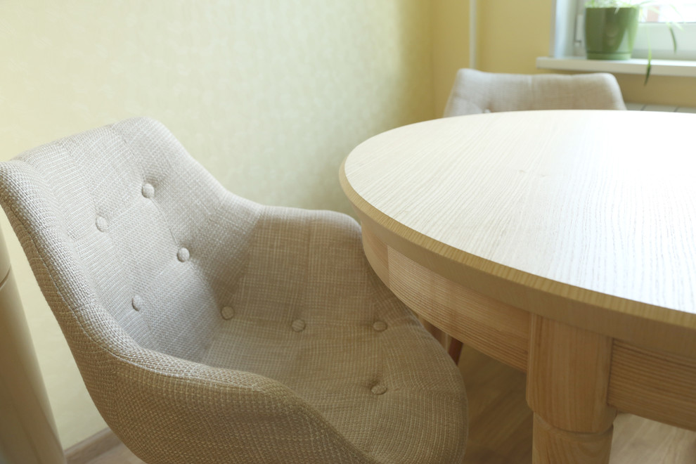 Столовая зона, стол из массива ясеня