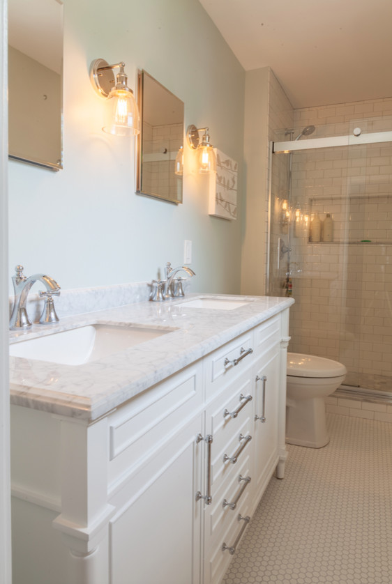 Design ideas for a large traditional 3/4 bathroom in Cleveland with beaded inset cabinets, white cabinets, an alcove shower, a two-piece toilet, white tile, subway tile, blue walls, mosaic tile floors, an undermount sink, quartzite benchtops, white floor and a sliding shower screen.