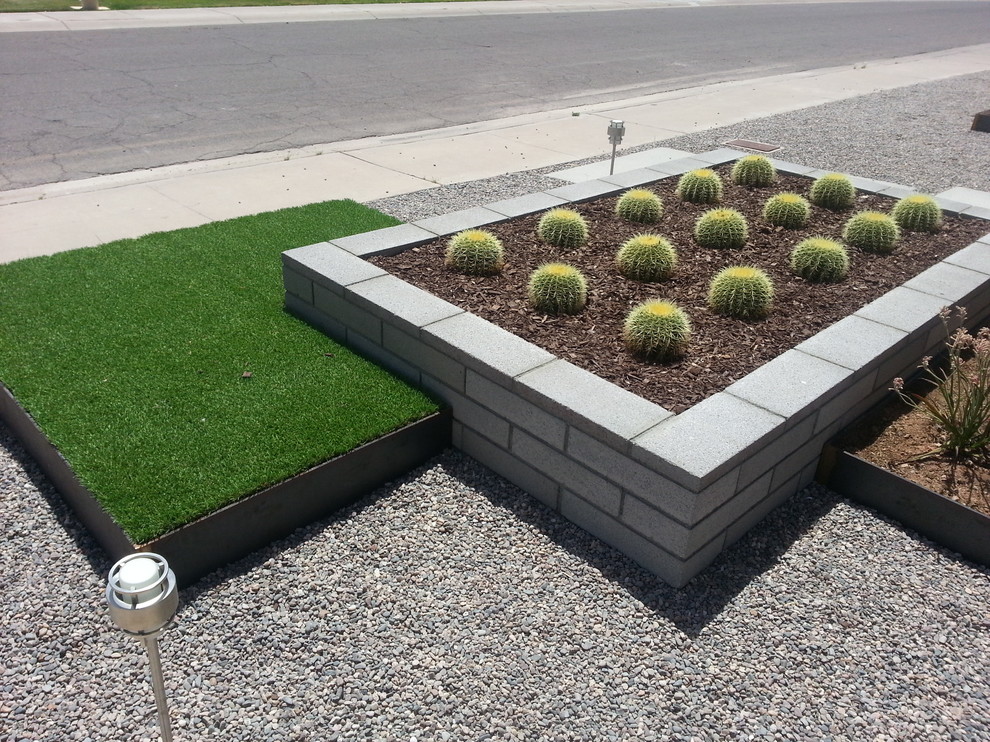 Inspiration for a mid-sized contemporary front yard full sun xeriscape for summer in Phoenix with gravel.