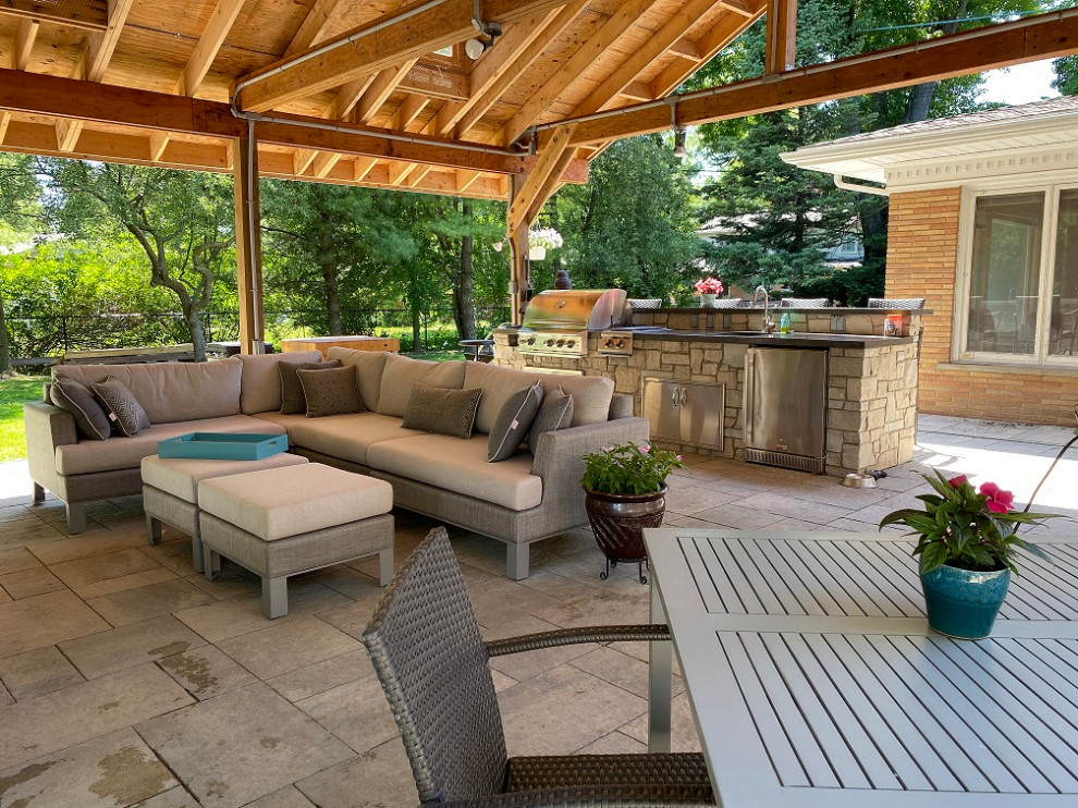 Foto de patio clásico grande en patio trasero con cocina exterior, suelo de baldosas y cenador