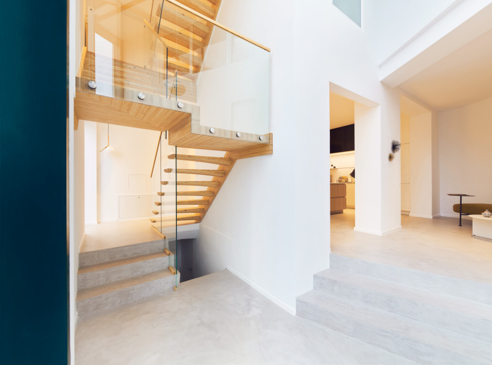 Консольная лестница из БауБухе со стеклянным ограждением