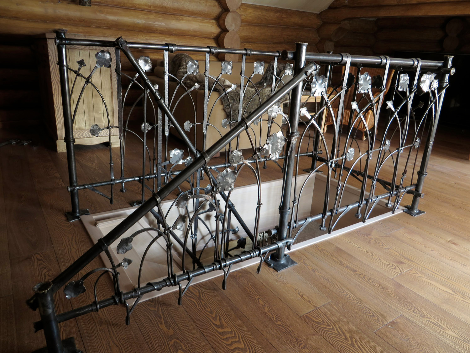 Кованое ограждение лестницы для деревянного дома.