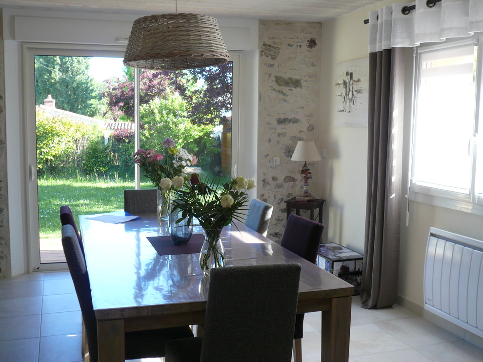 Country dining room in Nantes with white walls and ceramic floors.