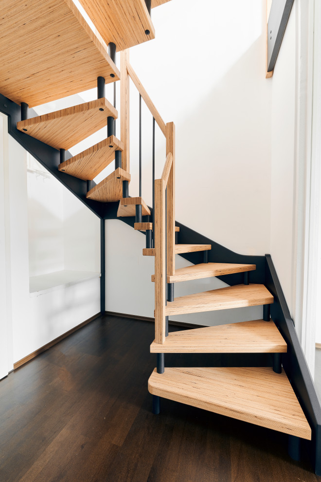 Mittelgroße Moderne Treppe mit Tapetenwänden in Hamburg