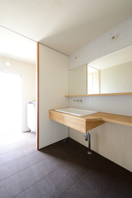ひとつ屋根の家 minimalistisch-gaestetoilette