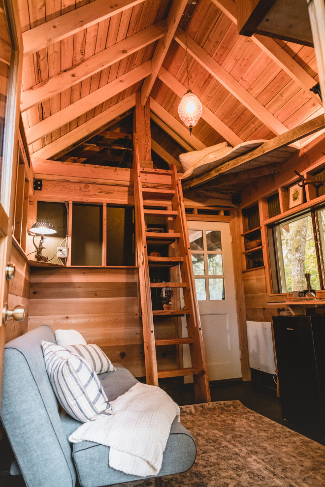 Foto di un piccolo soggiorno rustico stile loft con pareti multicolore, pavimento in legno verniciato, pavimento verde, travi a vista e pannellatura