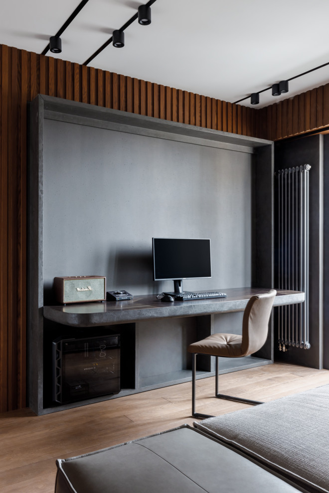 Источник вдохновения для домашнего уюта: рабочее место среднего размера в современном стиле с серыми стенами, темным паркетным полом, встроенным рабочим столом, коричневым полом и деревянными стенами