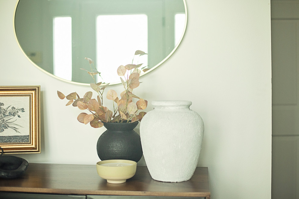 Example of a transitional entryway design in Milwaukee