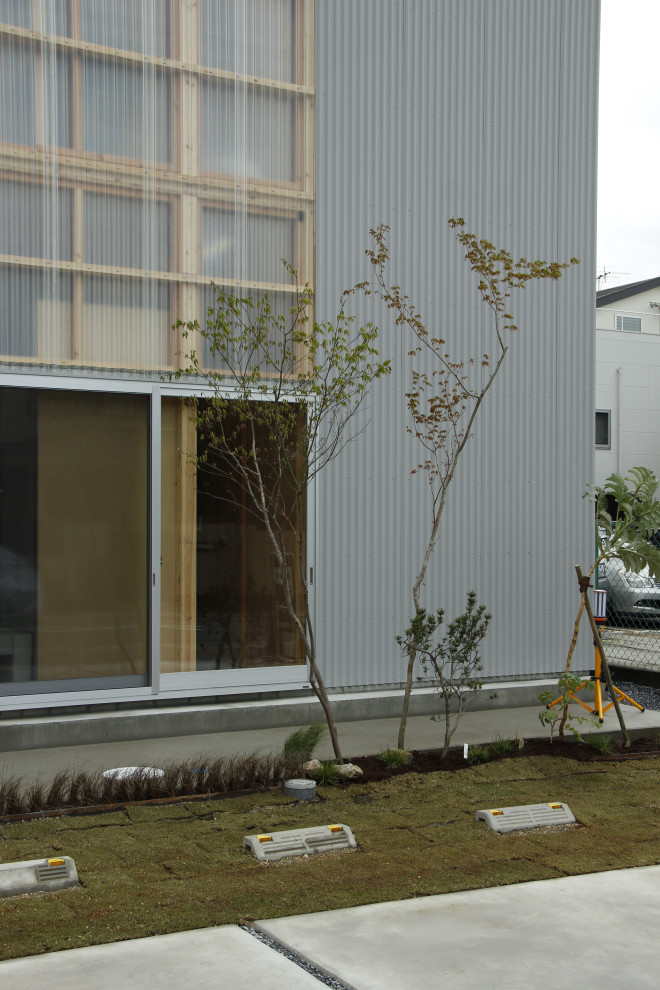 This is an example of a mid-sized modern front yard partial sun garden in Kyoto with with lawn edging and concrete pavers.
