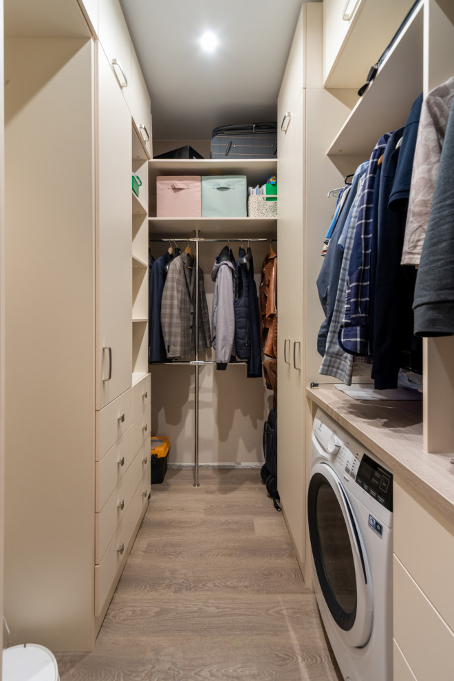 Красивая кухни и вместительная гардеробная