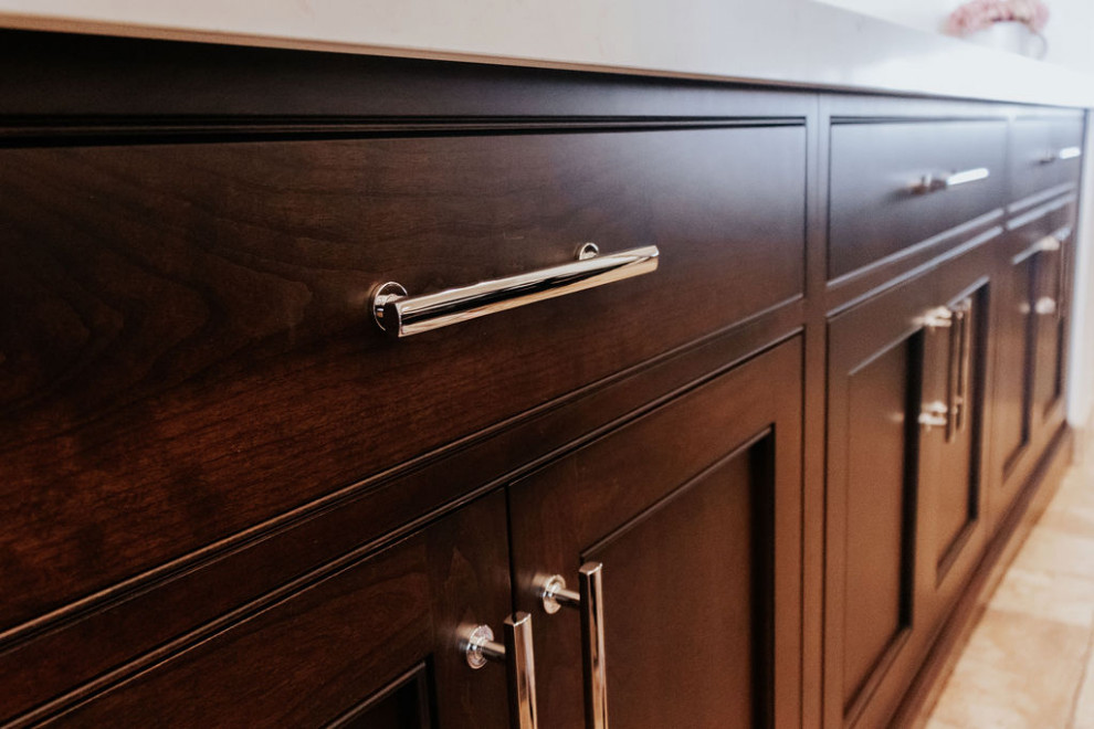 Example of a transitional home design design in Phoenix