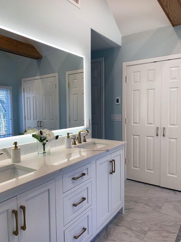 Стильный дизайн: большая главная ванная комната в современном стиле с душем в нише, унитазом-моноблоком, синей плиткой, плиткой кабанчик, синими стенами, мраморным полом, врезной раковиной, столешницей из искусственного кварца, серым полом, душем с распашными дверями, белой столешницей, сиденьем для душа, тумбой под две раковины и сводчатым потолком - последний тренд