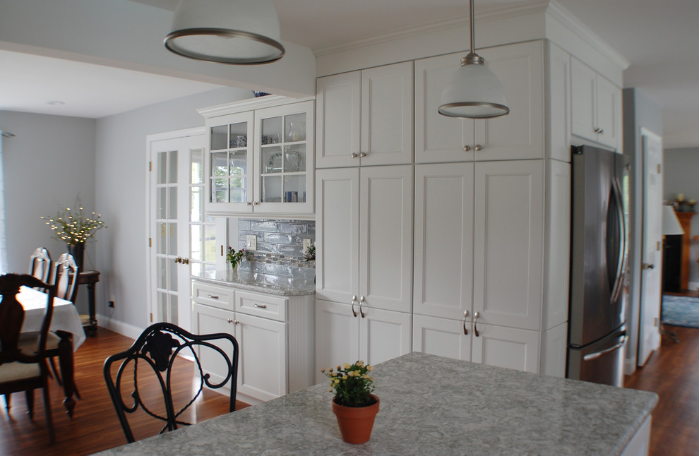 Transitional home design photo in Bridgeport