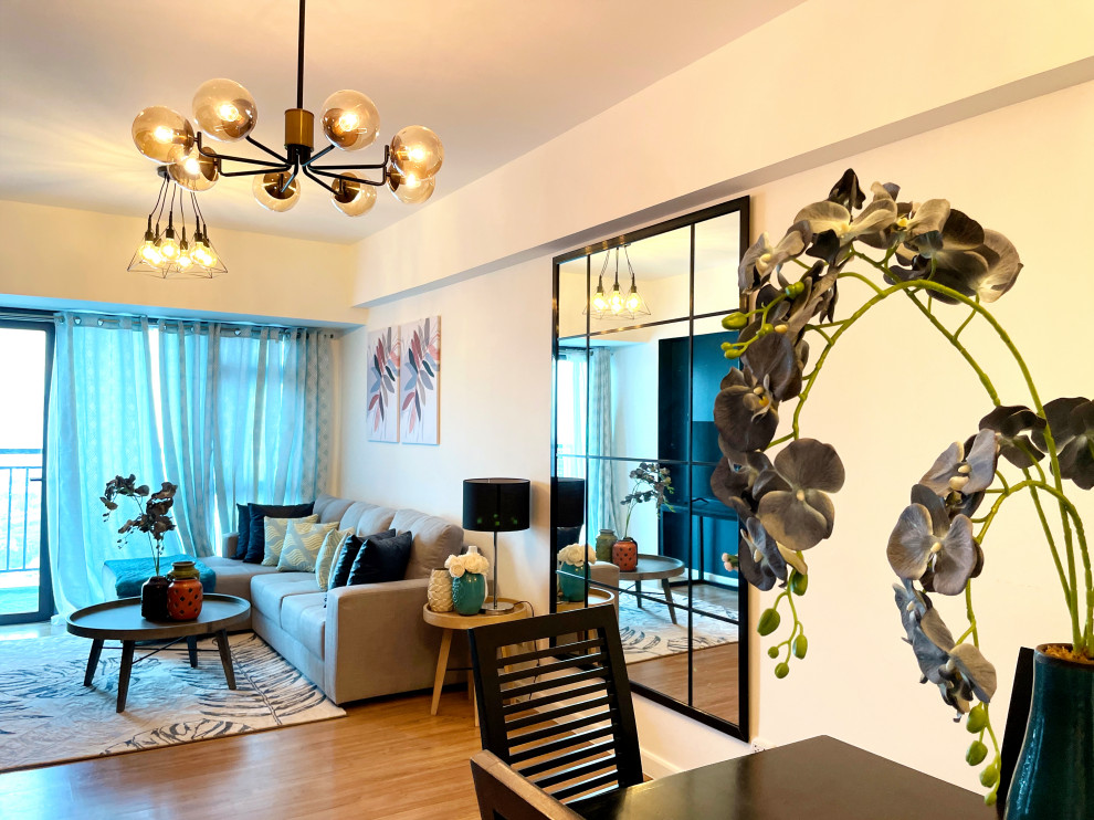 Идея дизайна: парадная, открытая гостиная комната среднего размера в стиле шебби-шик с зелеными стенами и отдельно стоящим телевизором