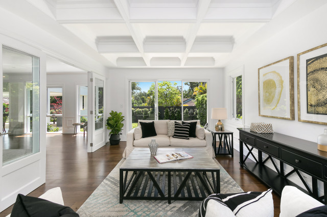 Luxurious Hamptons Home maritim-vardagsrum